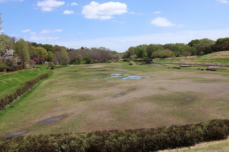 第二調節池。この奥に第一調節池があり、たんぼや池が作られ、自然再生事業が行われている（撮影：河野博子）