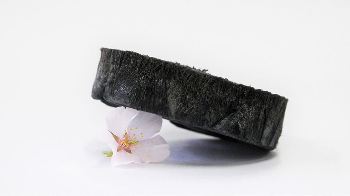 花びらに立てかけられた超軽量材