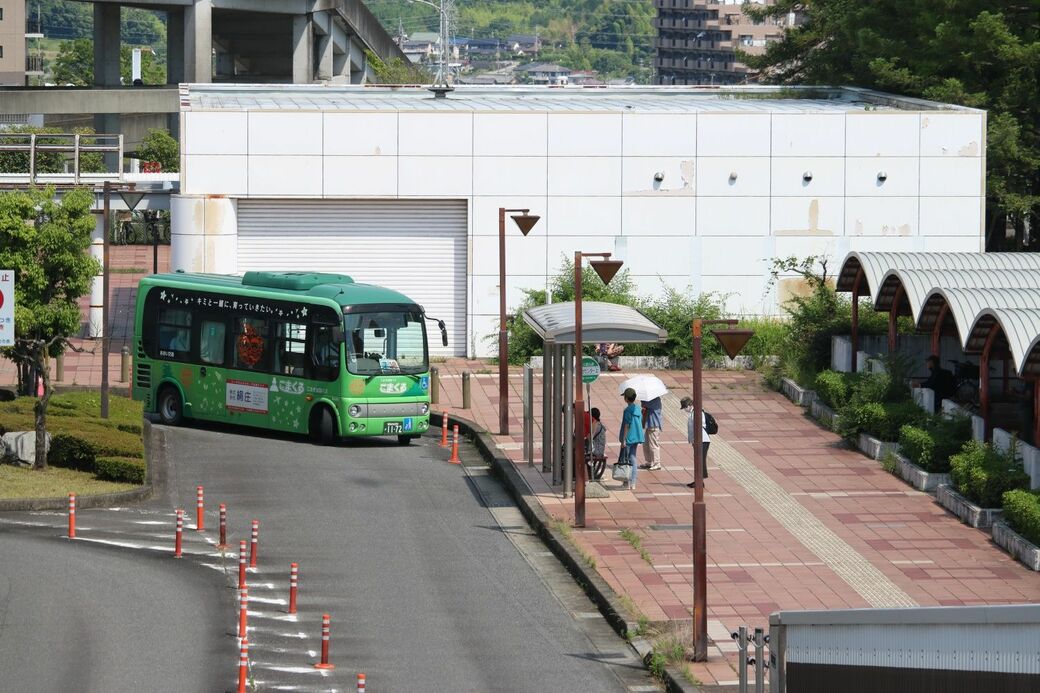 新交通消え｢桃花台ニュータウン｣はどうなったか こまめに走るバス路線