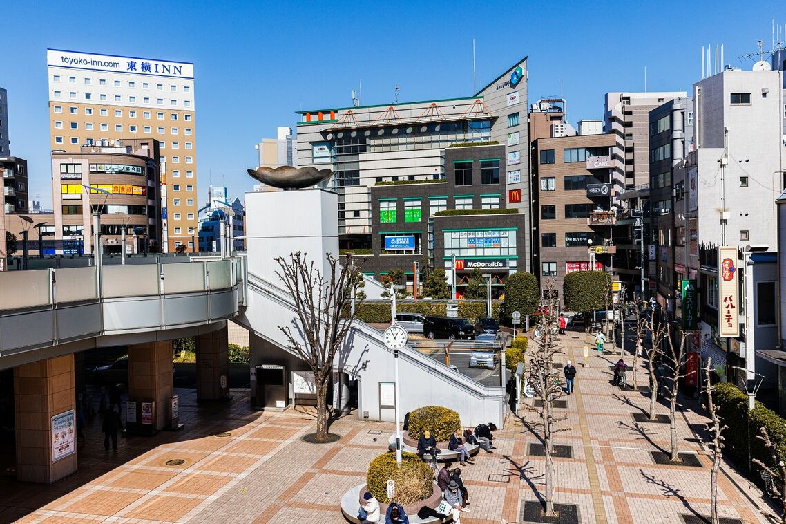 志木駅東口の広場。左側にはマルイもある