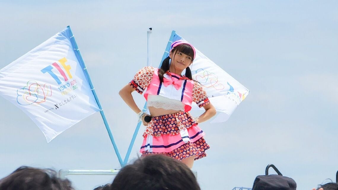 ステージで歌うアイドルの松山あおいさん