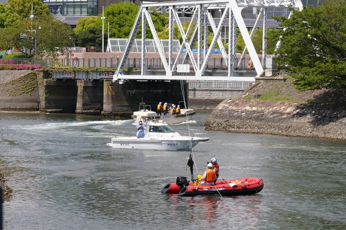 横浜市消防局の救助艇（中央）も参加した（記者撮影）