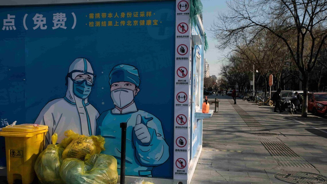 突然のゼロコロナ政策緩和で閉鎖された北京のPCR検査場（写真・2022 Bloomberg Finance LP）