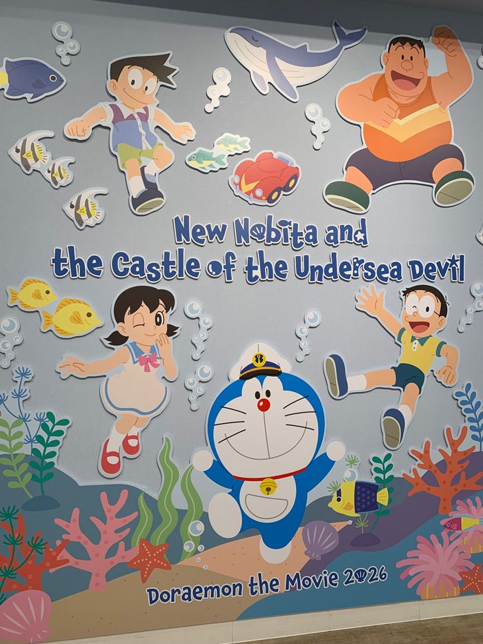 よりポップなテイストで描かれた映画のドラえもんたち（筆者撮影）