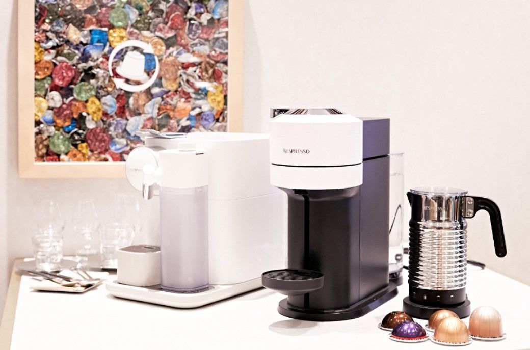 ネスプレッソのコーヒーメーカー。左が「オリジナル」、中央が「ヴァーチュオ」、右がミルク加熱泡立て器「エアロチーノ」