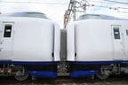 271系の先頭車同士が連結している様子