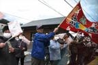 大漁旗を振って記念列車を歓迎する沿線の人々