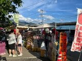 「新倉富士浅間神社」の駐車場近くにある店（筆者撮影）