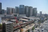 駅の東西南北で工事が進む（記者撮影）