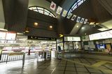 1988年にリニューアルした新桐生駅の駅舎内。ステンドグラスも印象的（筆者撮影）