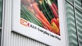 徹底したローコスト経営を標榜するオーケー。かつてはボウリング場の跡地を改造した建物に本社を構えていた（撮影・今井康一）