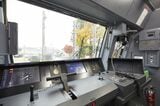 田園都市線2020系の運転台。同線はATC（自動列車制御装置）を導入しており、信号は運転台に表示される（撮影：山内信也）