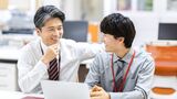 笑顔で談笑する上司と部下
