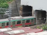引き込み線に停車する回送列車。本来の位置より約23m手前に停車し、後部が上り列車の進路にはみ出した＝2025年10月6日（記者撮影）