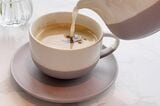 コーヒー&ティーはおかわり自由。ホットコーヒーに添えられたミルクは、フォーマーで熱々ふわふわなので、カフェオレにして飲んでも温度が下がらない（筆者撮影）