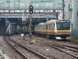 小田急線との接続駅、登戸を発車した南武線の電車。上は高架の小田急線ホーム（編集部撮影）