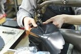 各パーツを縫い合わせる作業は、一人前になるまで最低でも10年はかかる職人技だという。平面的な革を立体的に縫い合わせていくことでより木型になじむ、そして足になじむ靴となる（写真：北嶋製靴）