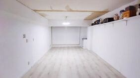 ｢港区だけどボロボロ｣｢30m²･2Kで使い勝手も悪め｣　転勤で狭小暮らしになった夫婦が｢理想を詰め込んだ部屋｣を作るまで