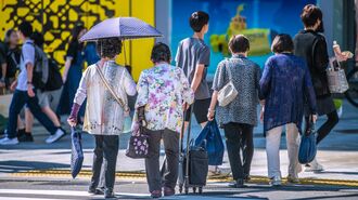 高齢者の"背中の丸まり"を助長する｢NGな座り方｣