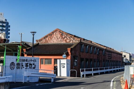 迷彩塗装が残る福居駅前のトチセン工場
