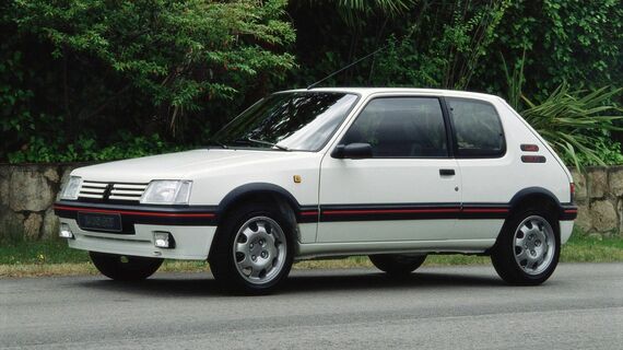 日本でもラテン系ホットハッチとして人気を獲得したプジョー205GTI（写真：Stellantis）