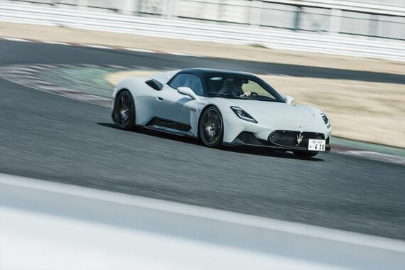 ミッドシップらしい身のこなしはサーキットで乗ってこそ生きる（写真：Maserati Japan）