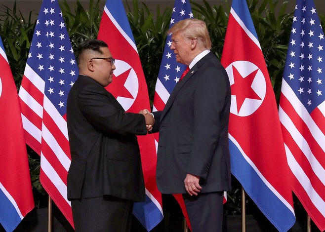 米朝首脳会談始まる､両首脳が笑顔で握手