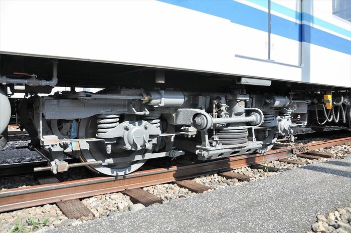 横に張り出している部分が空気ばねだ