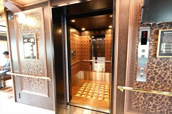 船内のエレベーターも豪華な雰囲気だ