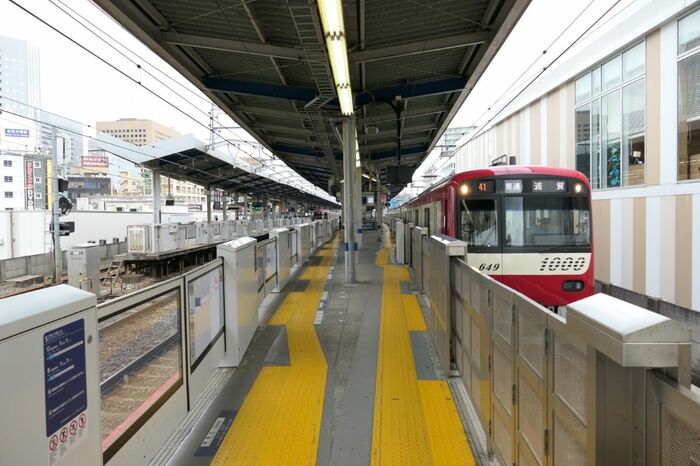 横浜方面から見た下りホーム