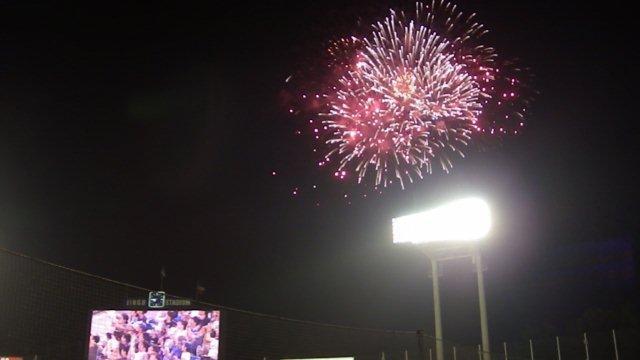 花火は屋外球場ならでは