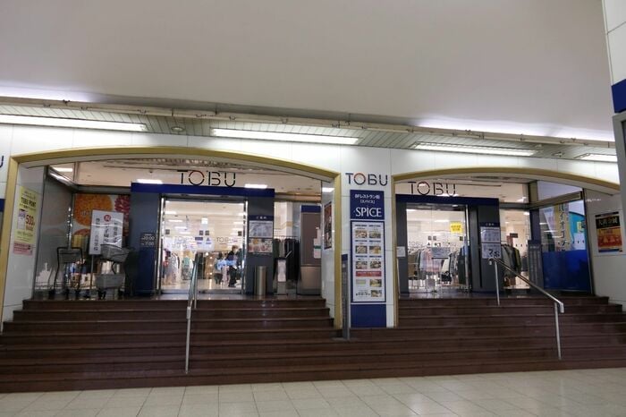 百貨店3階の入り口へは少し階段を上がる