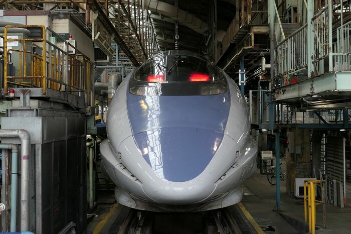 尾灯は前照灯の上部にある