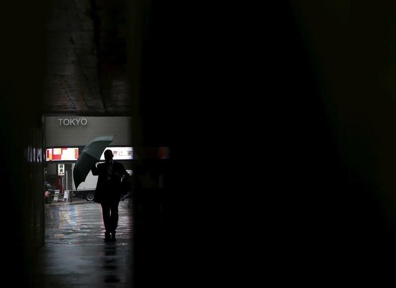 　１２月１９日、日本で働く多くの勤労者が、長時間労働に直面し、一部の時間外勤務では賃金不払いが常態化している例もある。都内で３月撮影（２０１６年　ロイター/Yuya Shino）