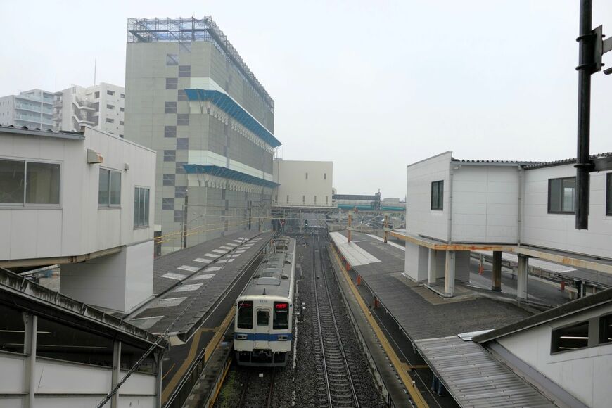 跨線橋から見た大師線の電車（記者撮影）