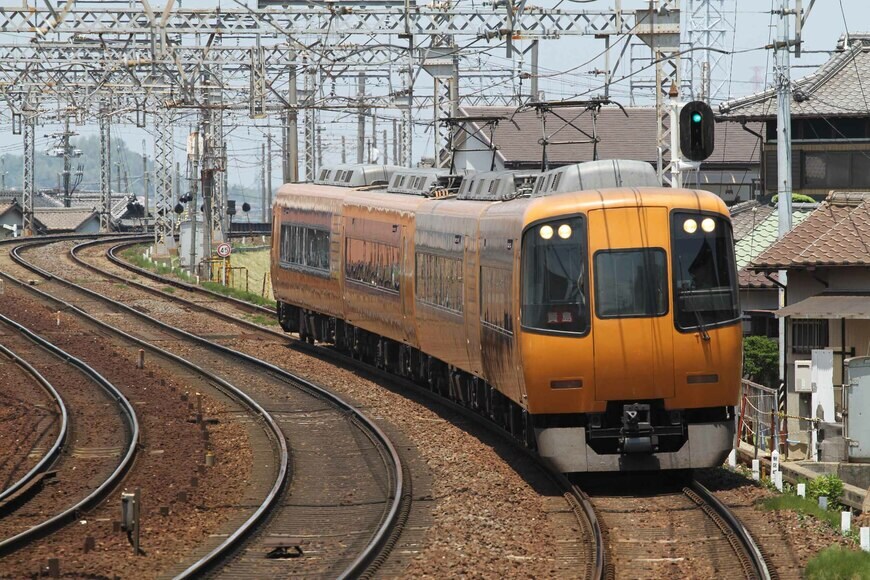 現在の近鉄特急車の基礎となった22000系「ACE」（撮影：南正時）