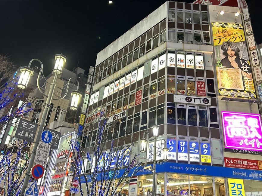 『相席屋 歌舞伎町店』の外観（筆者撮影）