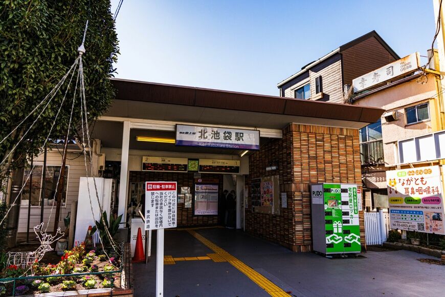 建物自体は昔と変わらない現在の北池袋駅舎。花壇も多少形を変えつつ健在だ（撮影：鼠入昌史）