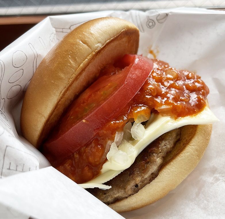 モスバーガーのスパイシーモスチーズバーガー（470円）。モスの定番ともいえるミートソースとチーズの競演が楽しめる逸品。よりジューシーなビーフパティエキスが楽しめるスパイシーダブルモスチーズバーガー（610円）も美味（筆者撮影）