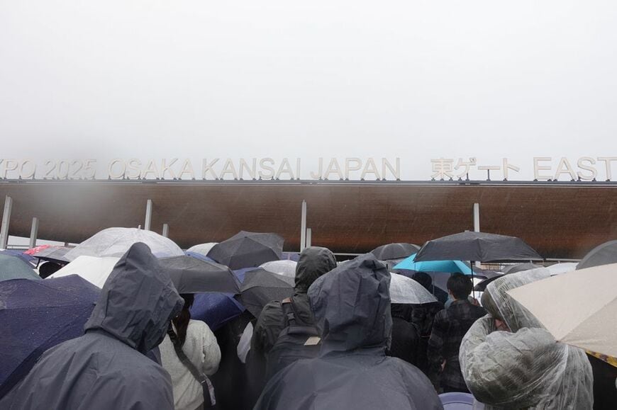 雨と強風の中、東ゲートの行列はほどんど進まなかった（筆者撮影）
