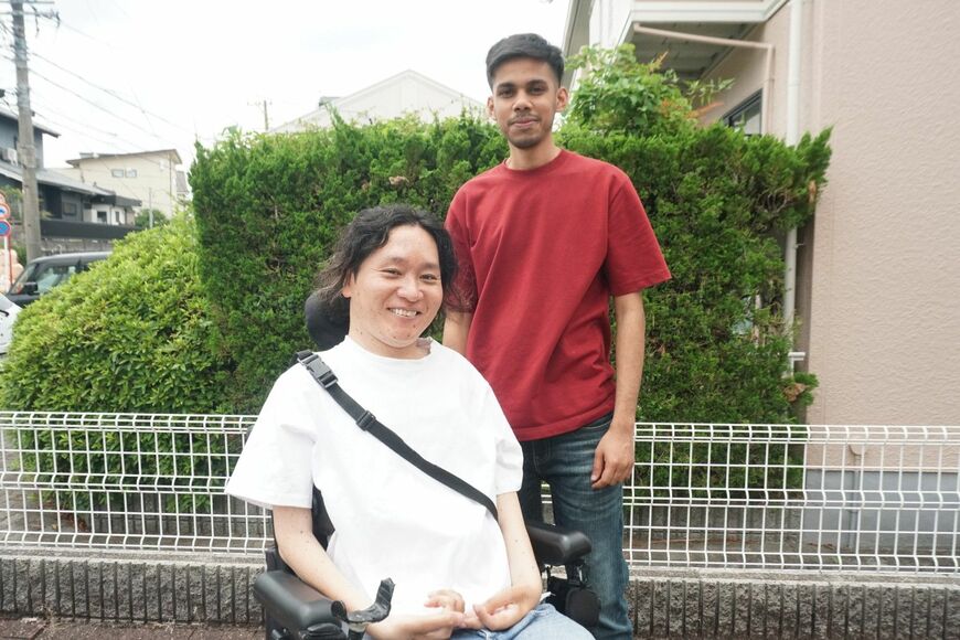 近藤佑次さんとバングラデシュ出身のヘルパー、サニーさん（写真：筆者撮影）