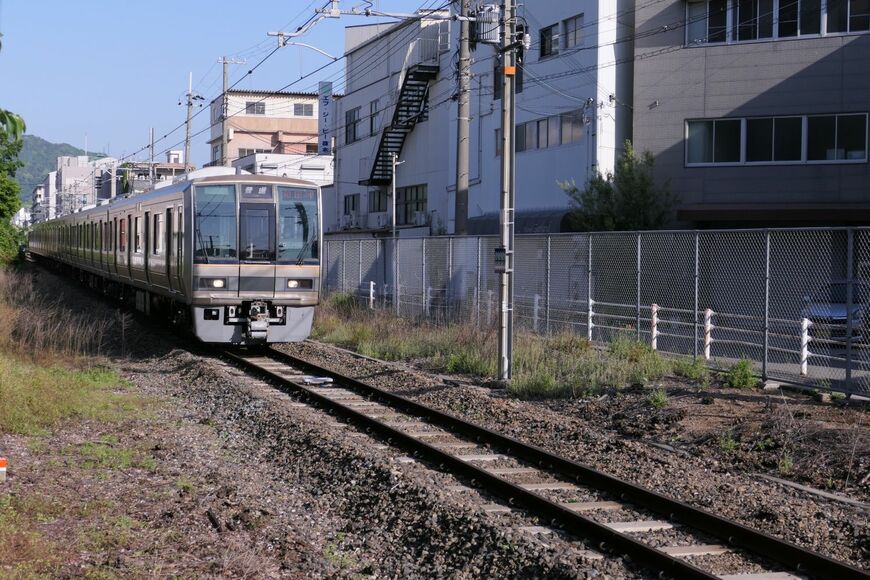 JR和田岬線は単線。6両編成の「207系」が走る（編集部撮影）