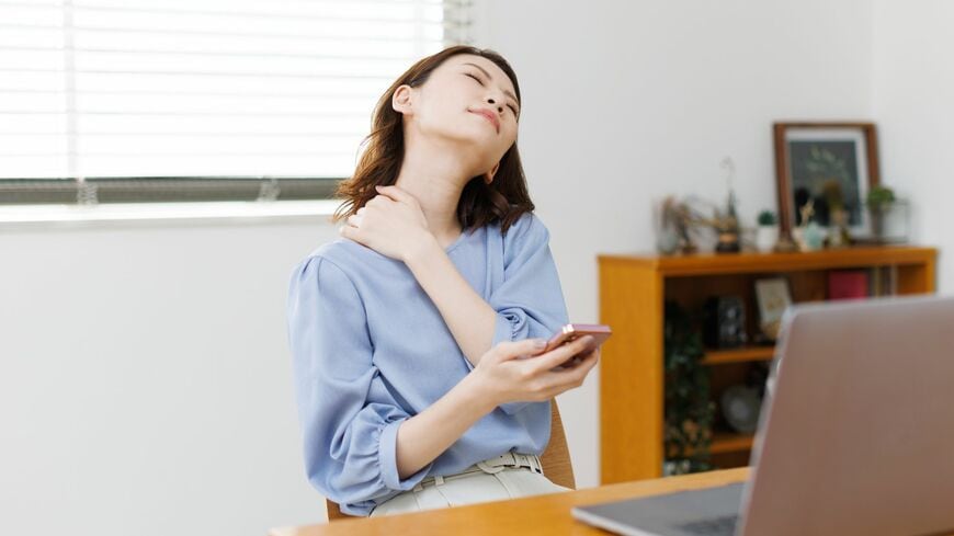 その不調、もしかしたら姿勢のせいかもしれません（写真：ペイレスイメージズ1（モデル）／PIXTA）