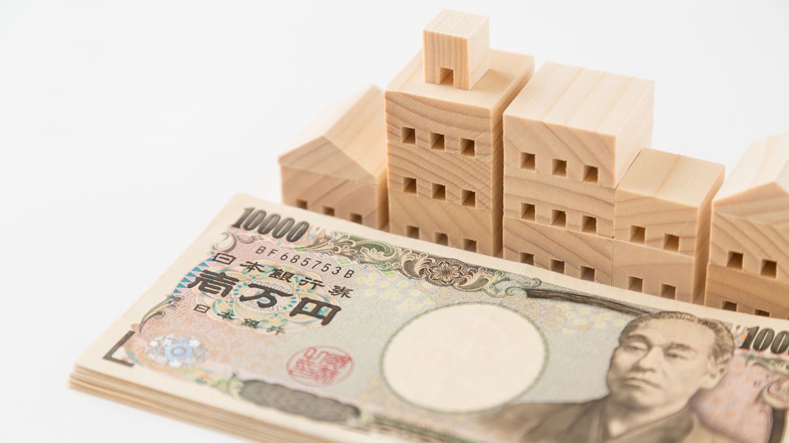 一万円札と様々な建物の模型