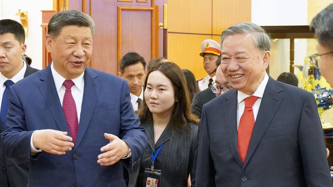 ベトナムの最高指導者ラム氏と談笑する習近平氏
