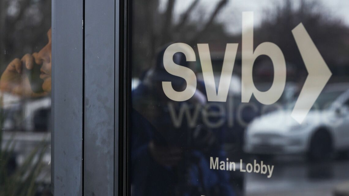 シリコンバレーバンク(SVB)は3月8日に増資を発表したものの、預金の引き出しは止まらず経営破綻に至った(写真:2023 Bloomberg Finance LP)