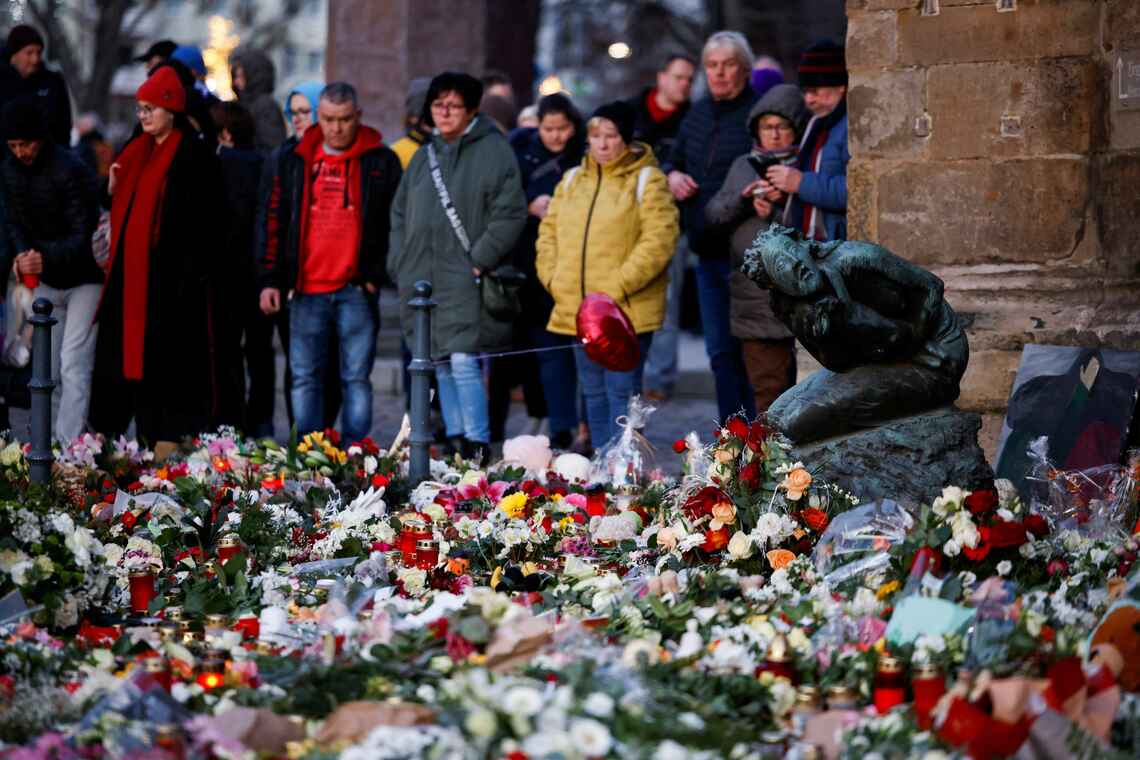 多くの人が犠牲になったクリスマスマーケットでは多くの人が花をたむけている（写真：ロイター／アフロ）