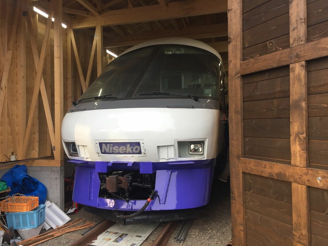 ニセコ駅横に展示されているニセコエクスプレスの保存車両（筆者撮影）