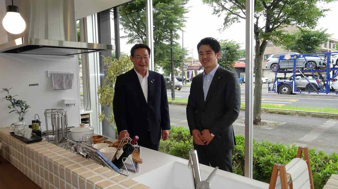 フレスコの阿久津文和会長（左）は岡部祐太氏（右）に社長職を譲った後、現場に顔を出す機会が増えたという（記者撮影）