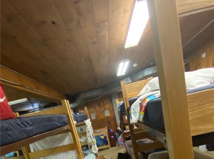 教会の地下の部屋。所狭しと2段ベッドが並べられ、50人が同じ部屋で寝泊まりしていた（筆者撮影）